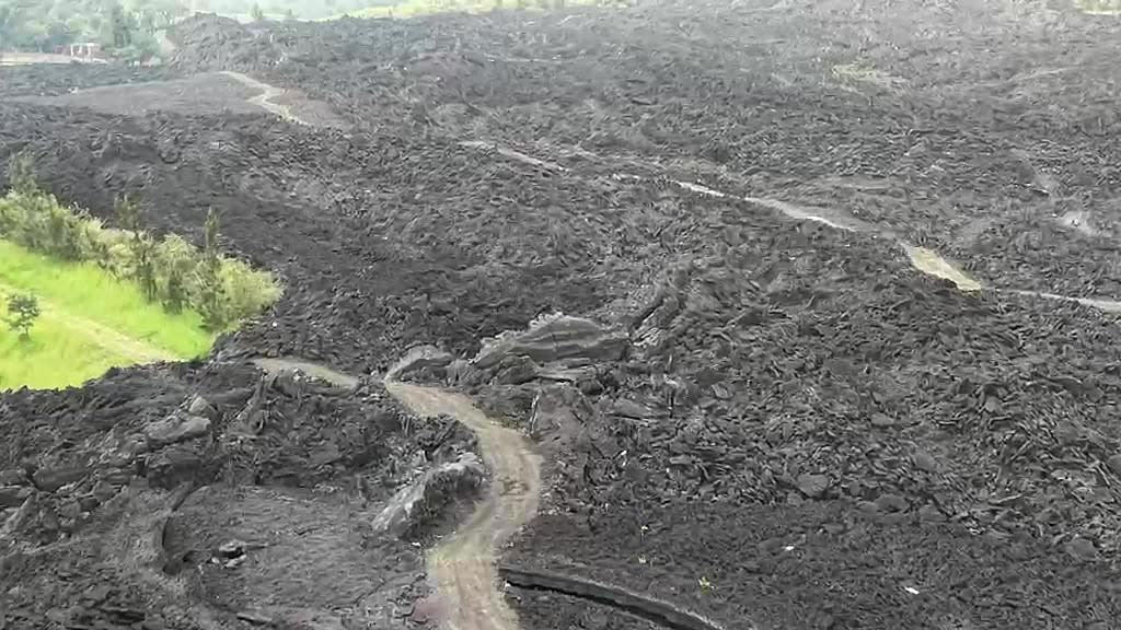 Sendero que serpentea entre la lava solidificada, visto desde dron