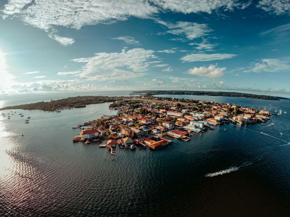 Vista aérea de la Isla de Flores en el Lago Petén Itzá