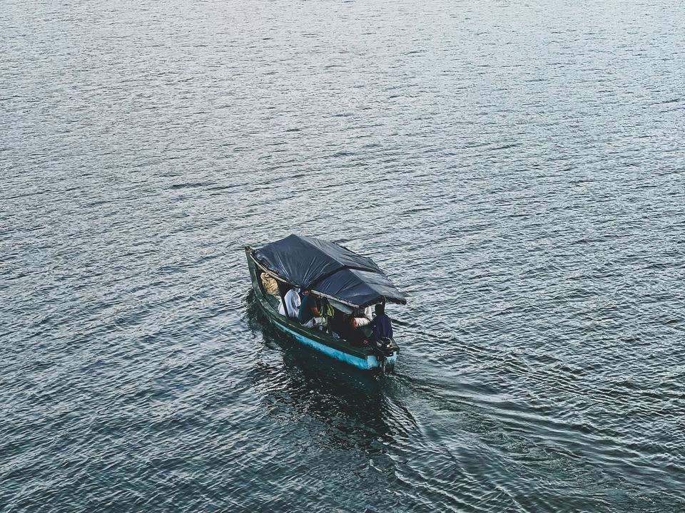 Lancha navegando en el Lago Petén Itzá
