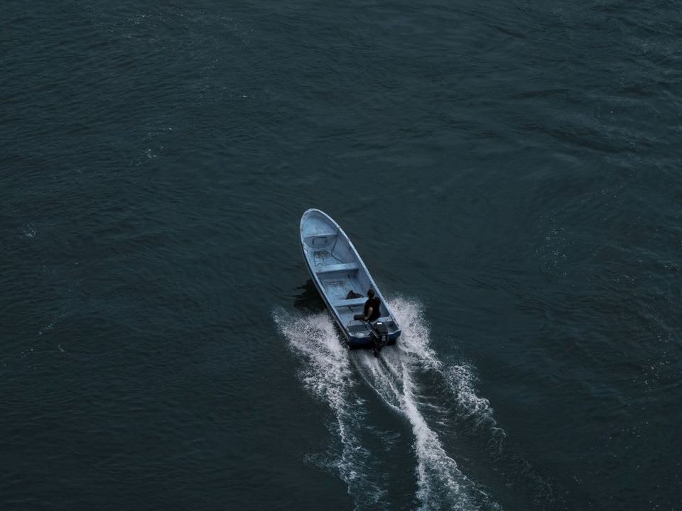 Lancha navegando por el Río Dulce vista desde arriba