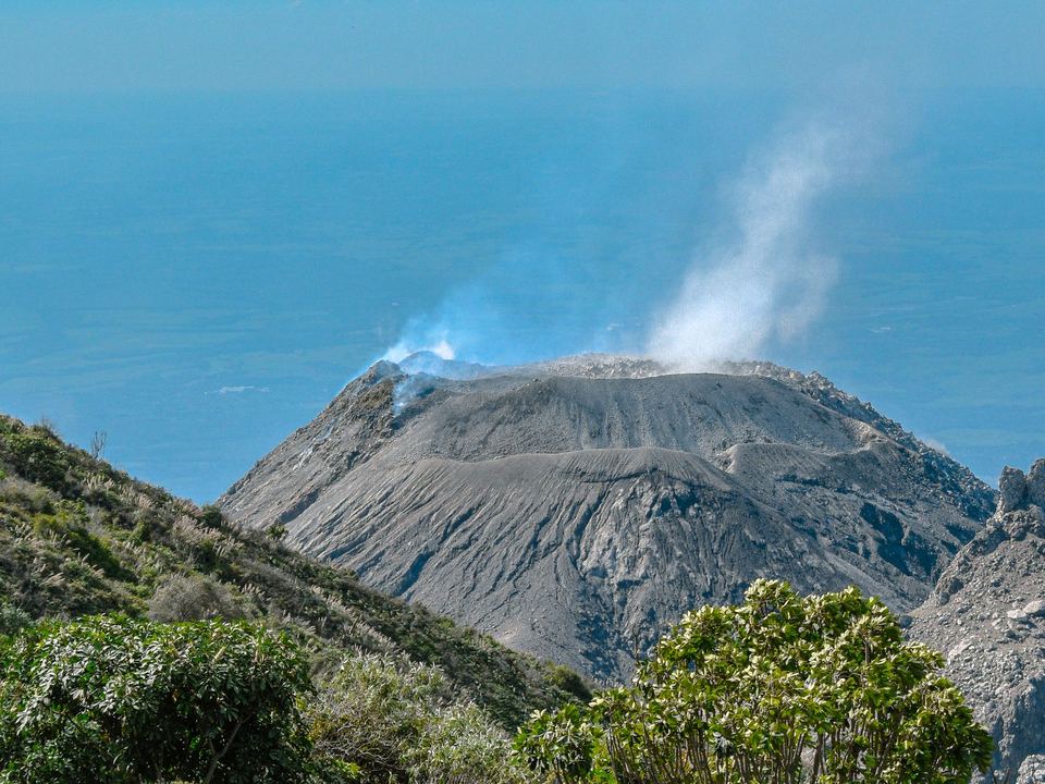 Volcán Santiaguito humeando junto al Santa María, Quetzaltenango