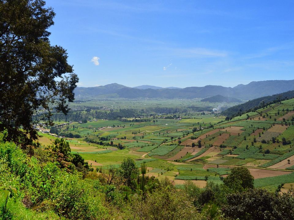 Valle verde de Quetzaltenango con montañas al fondo