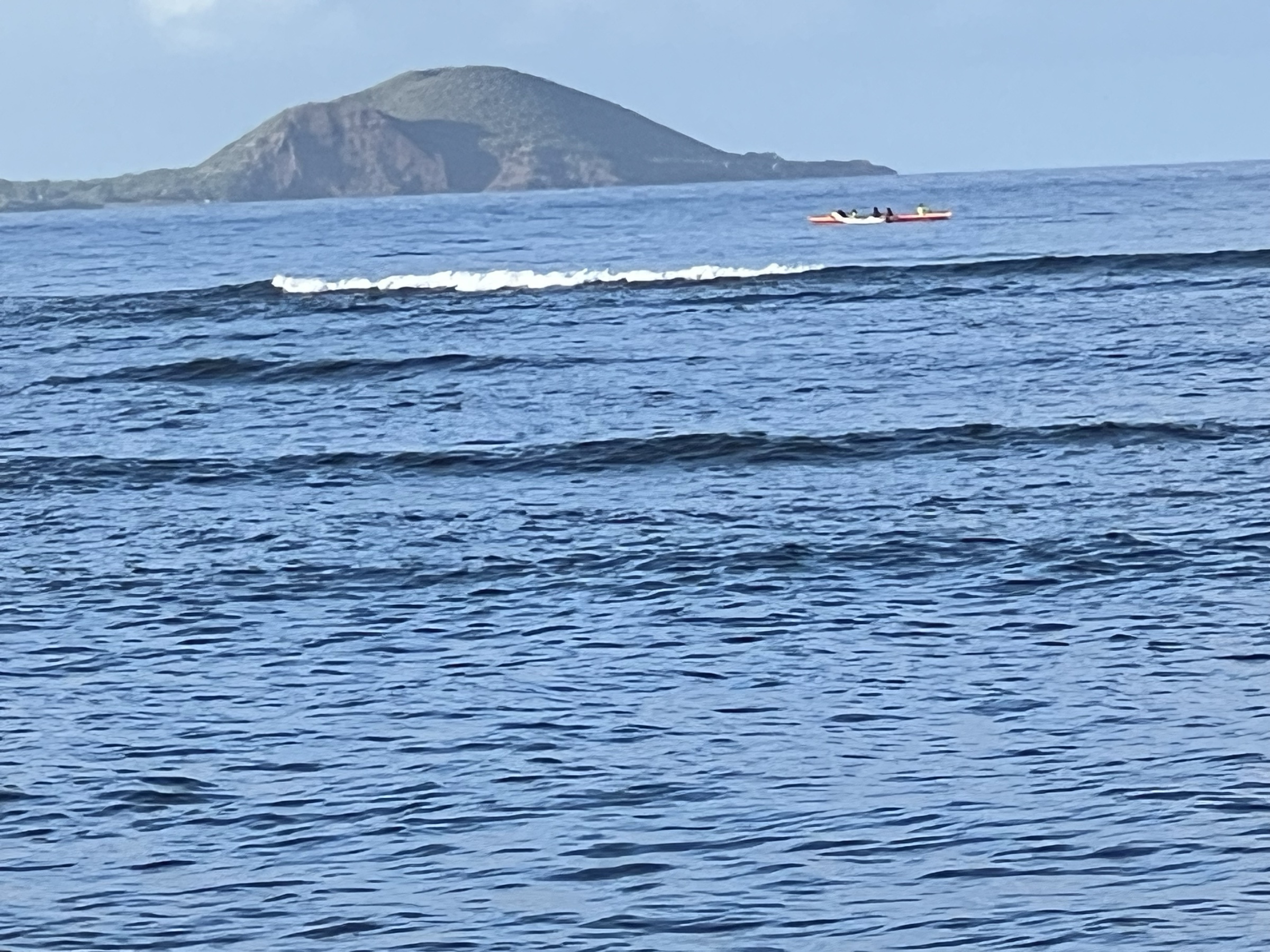 Looking south along the Maui coastline toward La Pérouse — end of Maui visible from Kalama Park