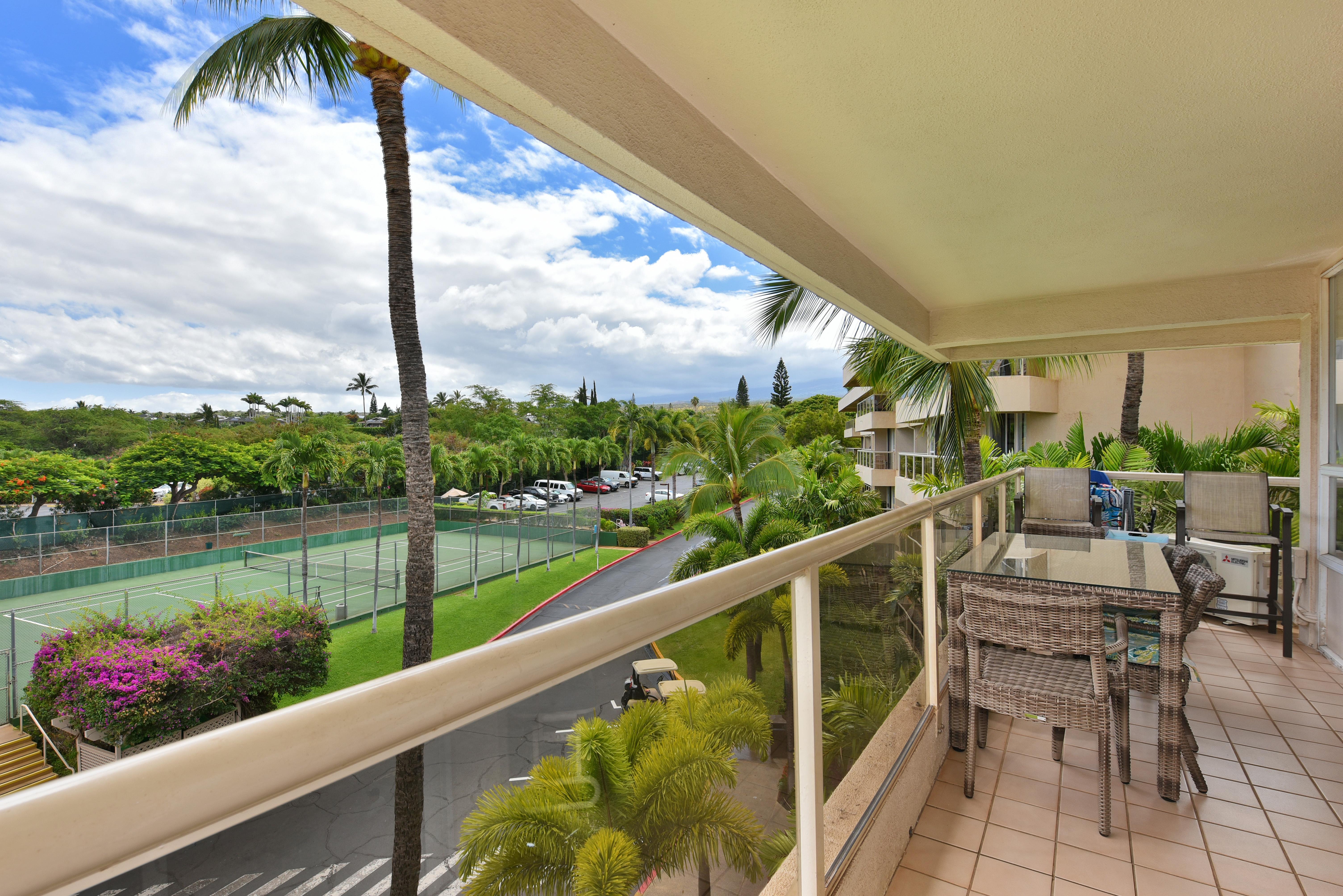The main lanai — plenty of room for a laptop morning