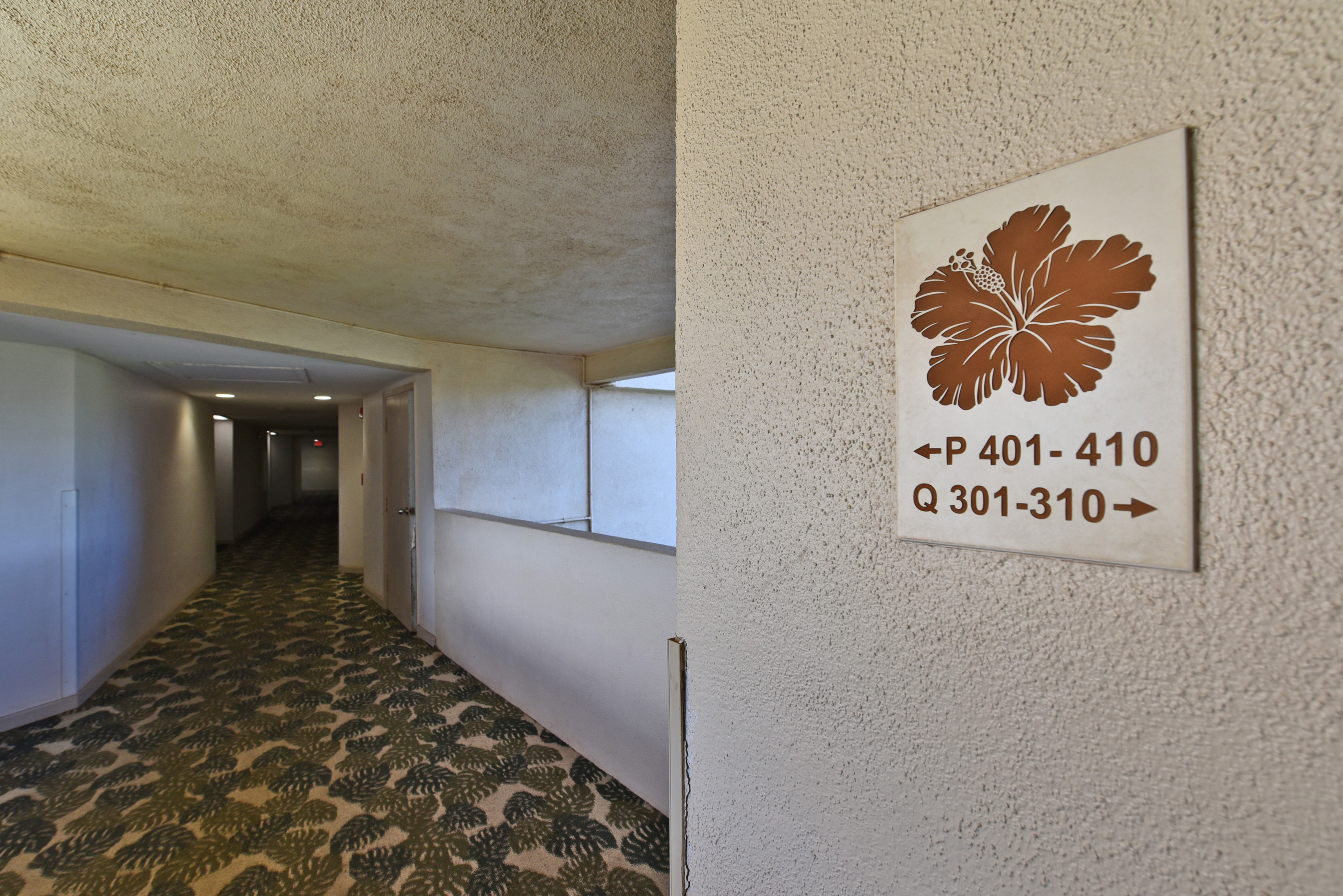 Maui Banyan Building P entrance corridor