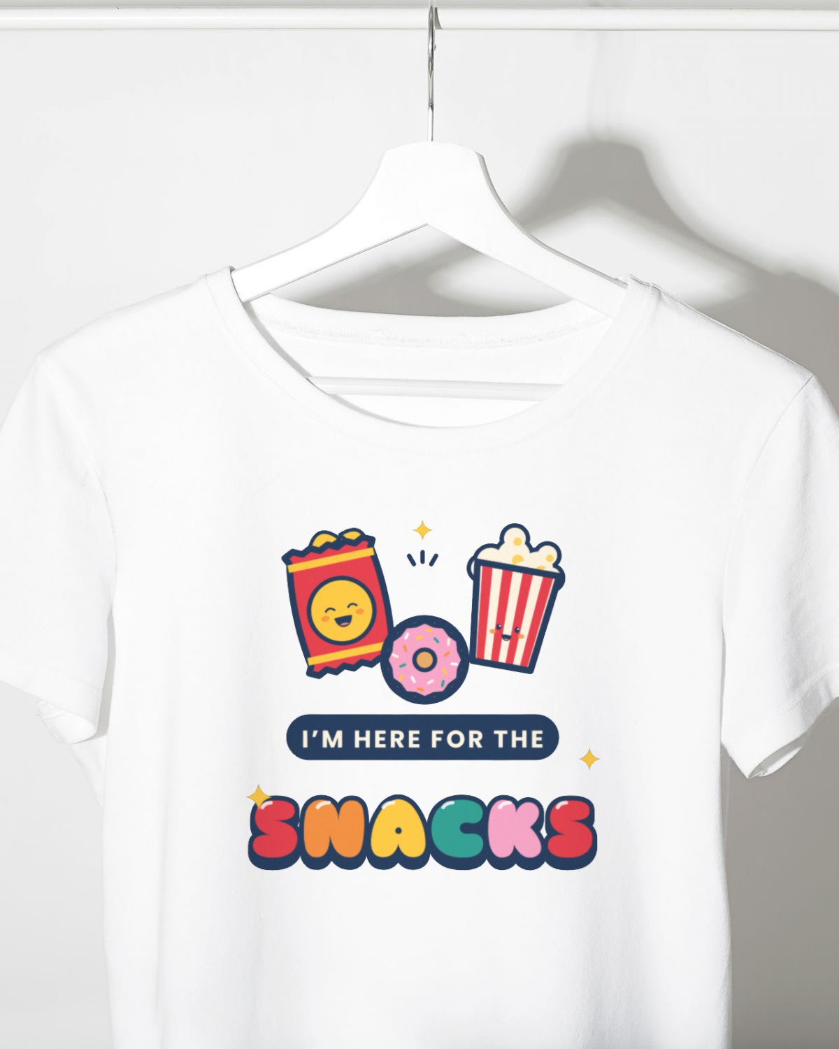 Funny T-Shirt with the "I’m here for the snacks." design