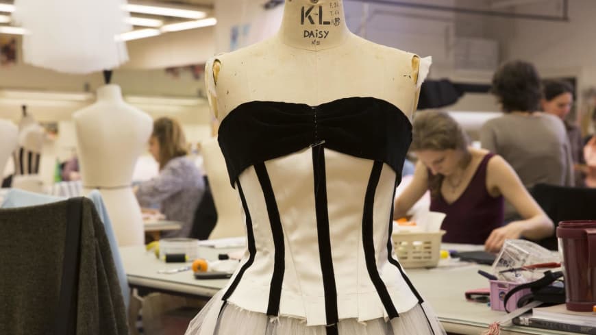 Ateliers de couture : confection des costumes conçus par Karl Lagerfeld pour « Brahms-Schönberg Quartet » de George Balanchine