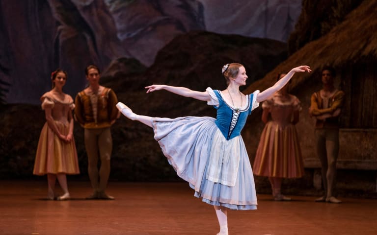 From an Étoile to another