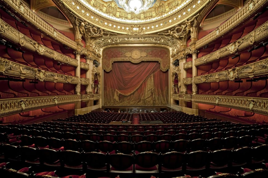 Dans la tradition des théâtres à l’italienne, la salle de spectacle en forme de fer à cheval dite à la française, en raison de la disposition des places selon leur catégorie, a été conçue pour voir et être vu. Pour des raisons liées à l'activité du théâtre, la salle de spectacle est régulièrement inaccessible aux visiteurs.