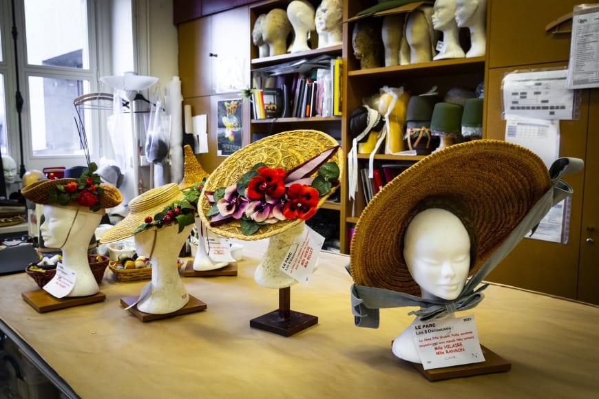 Les chapeaux du Parc dans l’atelier des modistes au Palais Garnier 