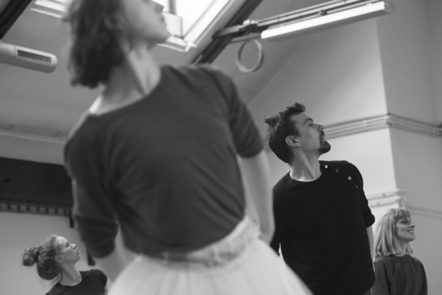 Nicolas Paul en répétition avec les danseuses 