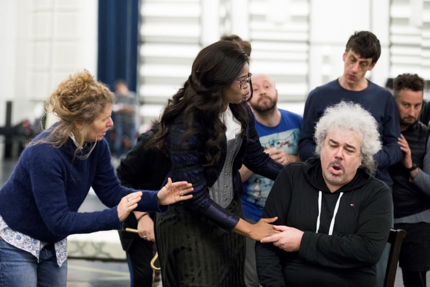 Leah Hausman en répétition avec Pretty Yende (Teresa) et Maurizio Muraro (Giacomo Balducci), Opéra de Paris, 2018