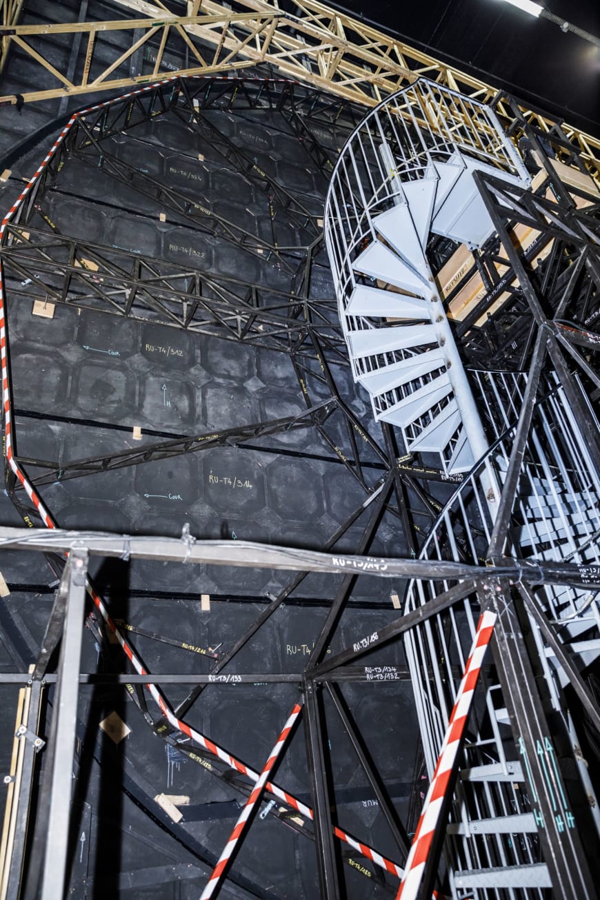 À l’envers du décor, escalier permettant à la chanteuse de se placer.
