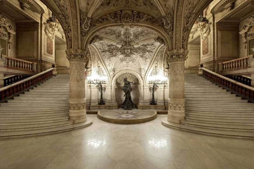 Palais Garnier, La Pythie, oeuvre de Marcello (pseudonyme d'Adèle d'Affry, duchesse Castiglione Colonna), située au bas du grand escalier.