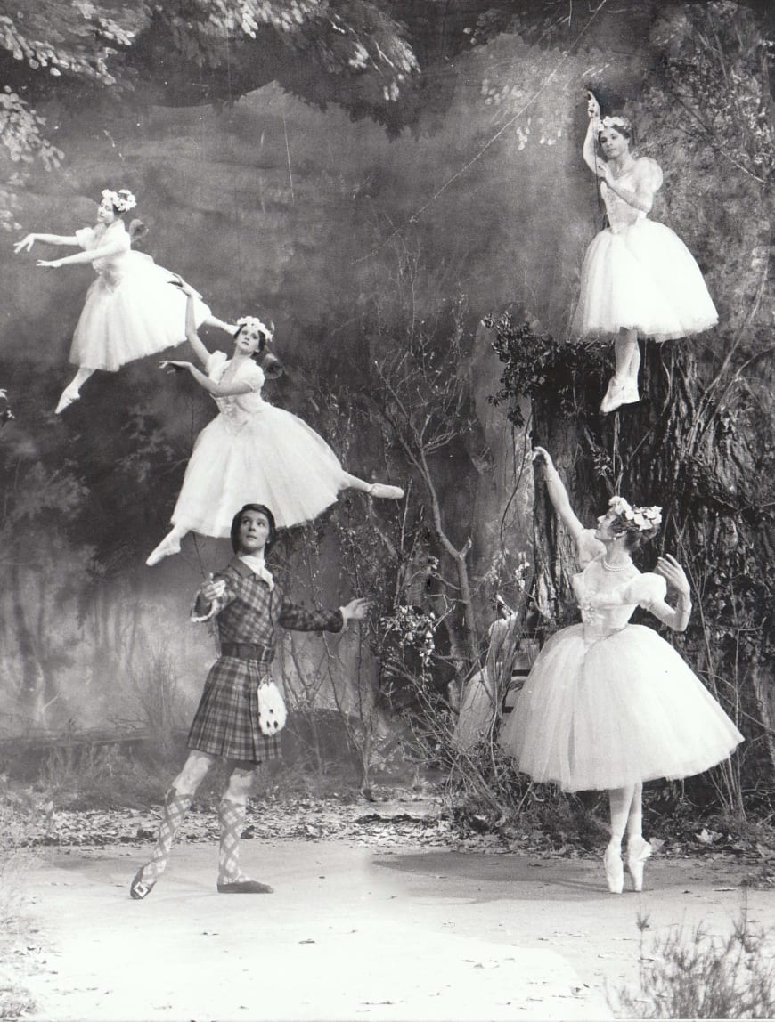 Michaël Denard (James) et Ghislaine Thesmar (La Sylphide) entourés des « filles de l’air » lors du tournage du ballet en 1971