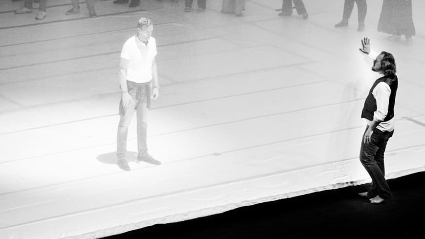 John Graham-Hall (Aron) et Thomas Johannes Mayer (Moses )