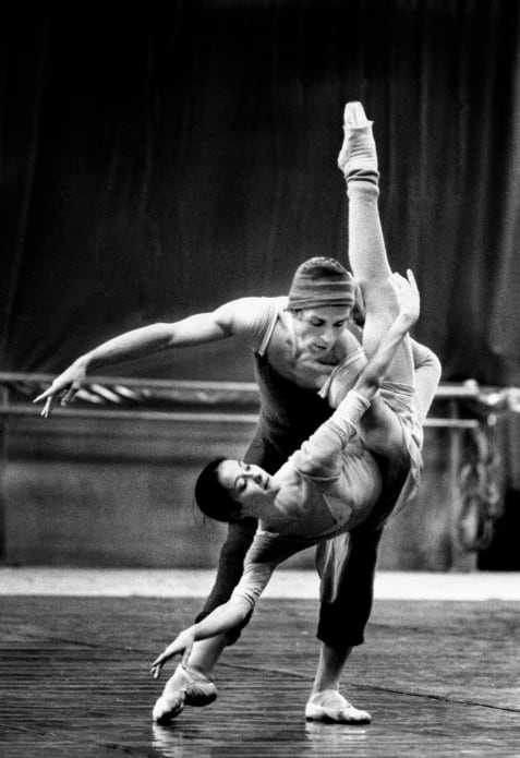 Rudolf Noureev et Noëlla Pontois en répétition de La Belle au bois dormant, chorégraphie de Rosella Hightower, Palais Garnier, février 1983