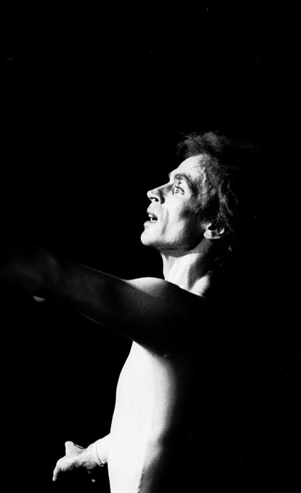 Rudolf Noureev dans Le Chant du compagnon errant, chorégraphie de Maurice Béjart, Théâtre des Champs-Élysées, 1978