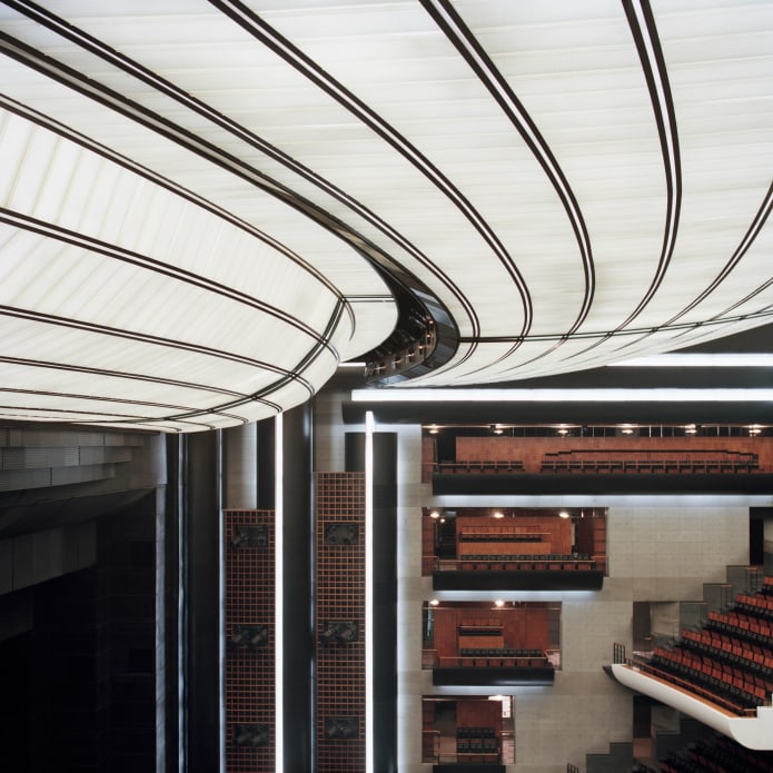 Plafond rétroéclairé de la grande salle de l'Opéra Bastille