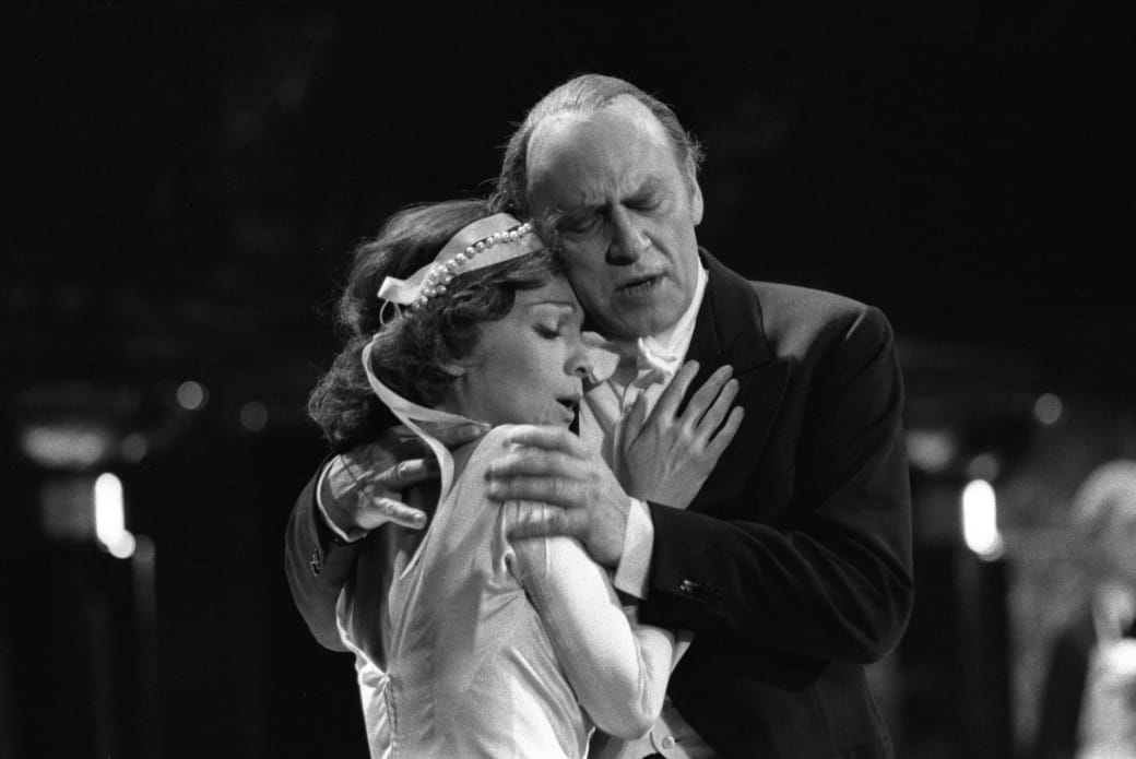 Teresa Stratas (Lulu). <i>Lulu</i>, opéra d'Alban Berg. Mise en scène de Patrice Chéreau. Direction musicale de Pierre Boulez. Décors de Richard Peduzzi. Costumes : Jacques Schmidt.