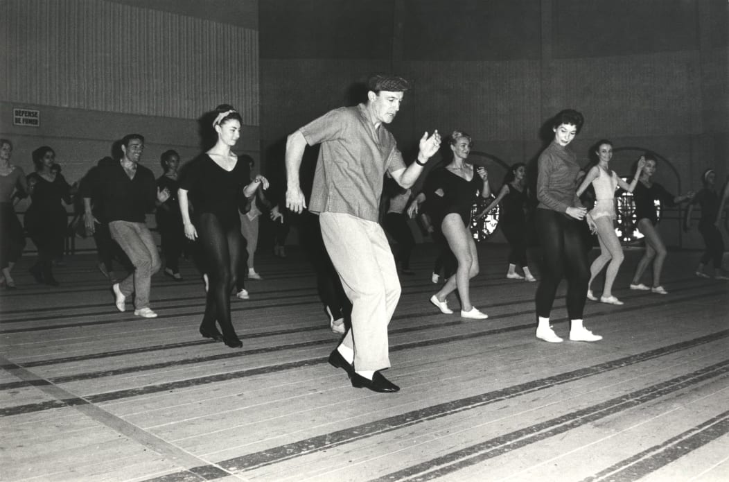 Gene Kelly en répétition de Pas de dieux au Palais Garnier avec les danseurs du Ballet de l’Opéra
1960
