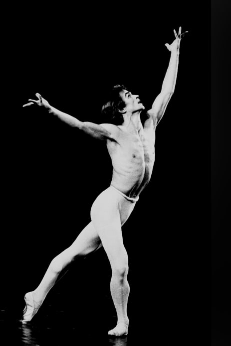 Rudolf Noureev (Apollon) dans Apollon Musagète, chorégraphie de George Balanchine, Palais Garnier, novembre 1974