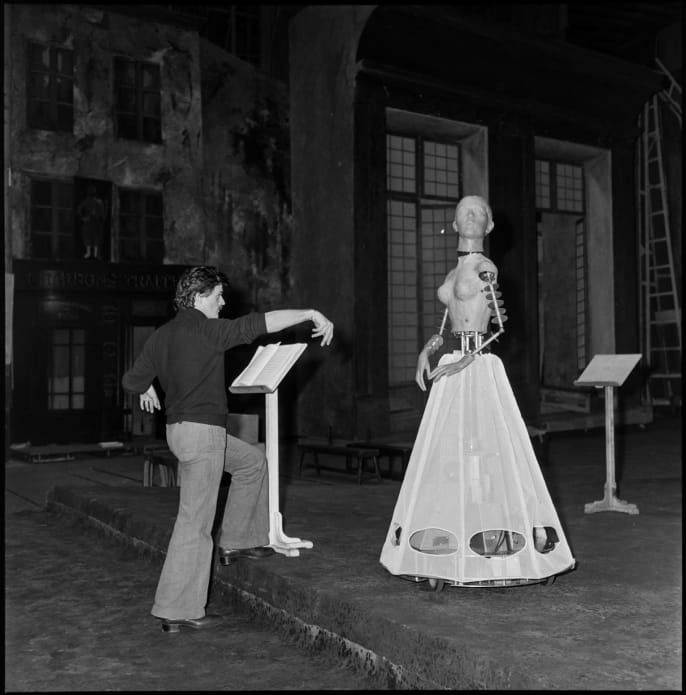 Patrice Chéreau en séance de travail avec l’automate construit pour l’air d’Olympia dans sa première mise en scène des 
