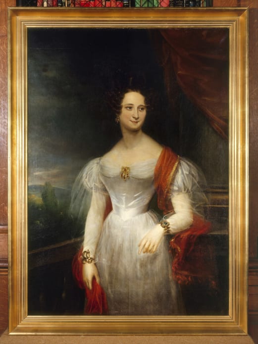 Portrait de Marie Taglioni à mi-jambes, en habit de ville, vêtue d’une robe de gaze blanche et d’une écharpe rouge retombant sur l’épaule gauche