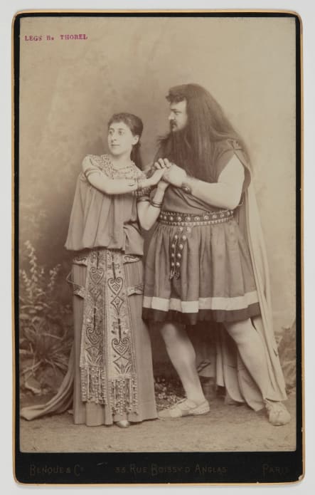 Emmanuel Lafarge et Amélie Bossy en costumes de scène dans les rôles-titres lors de la première représentation de Samson et Dalila au Théâtre des arts de Rouen, 3 mars 1890. Photographie en noir et blanc, par Bencque & Cie. BnF, Bibliothèque-musée de l'Opéra