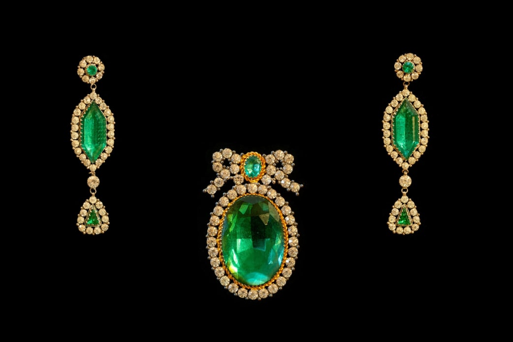 Broche et pendants d’oreilles ayant appartenu à la danseuse Antonia Mercé y Luque dite 