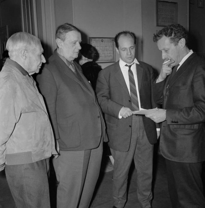André Masson, Georges Auric, Pierre Boulez et Jean-Louis Barrault, lors d'une répétition de <i>Wozzeck</i> d'Alban Berg. Opéra de Paris, janvier 1966