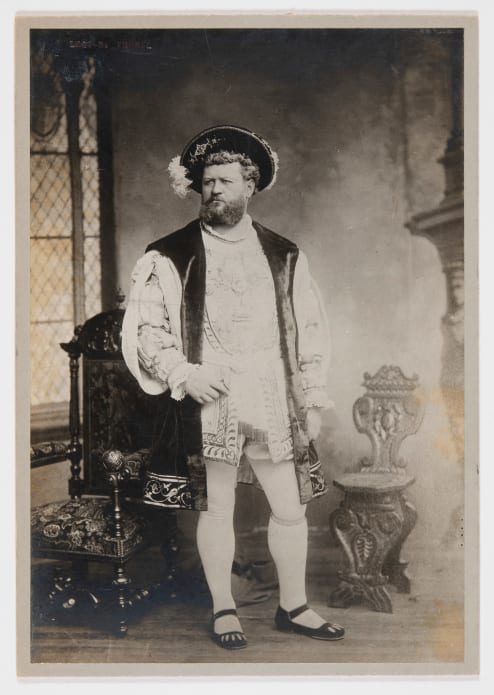 Jean Lassalle, créateur du rôle d’Henry VIII dans Henry VIII, en costume de scène. Photographie par Bencque & Cie, 1883. BnF, Bibliothèque-musée de l'Opéra