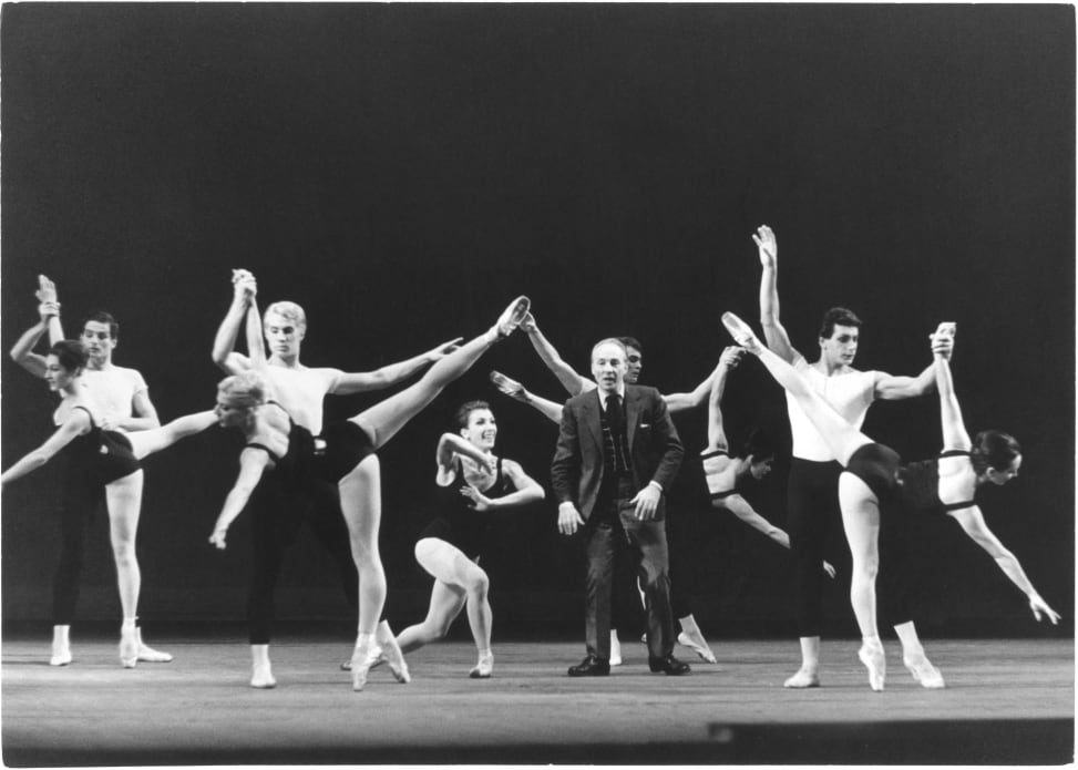 George Balanchine au milieu des danseurs lors d’une répétition des Quatre tempéraments au Palais Garnier : Jean-Pierre Bonnefous, Martine Parmain, Claire Motte, Attilio Labis, Josette Amiel
1963