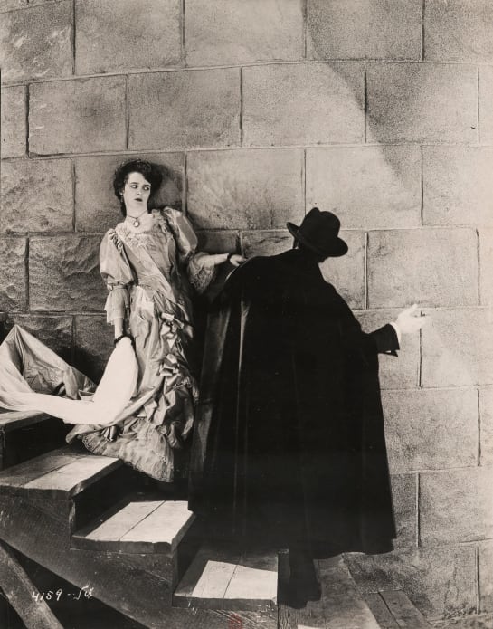 The Phantom of the Opera. Christine (Mary Philbin) and the Phantom (Lon Chaney)