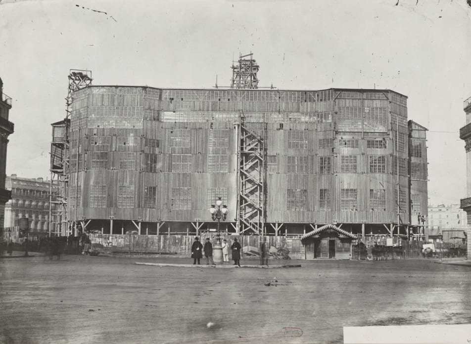 Construction site of the Palais Garnier. Scaffolding and wooden screen on the main façade, 1866.