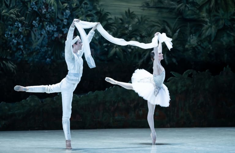 14_DSC3123_BAYADERE_NOUREEV_Valentine Colasante (Nikiya) Jérémy-Loup Quer (Solor) (c) Julien Benhamou OnP