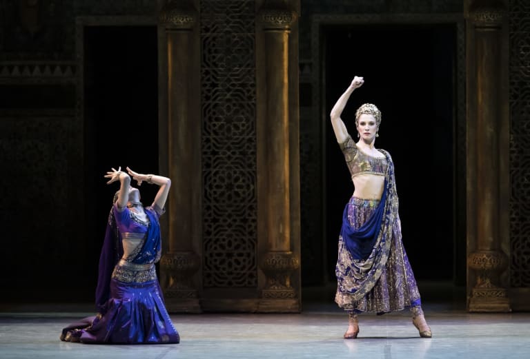 3_DSC8599_BAYADERE_NOUREEV_Valentine Colasante (Gamzatti) et Mijo Fuji (La Nourrice) (c) Julien Benhamou OnP