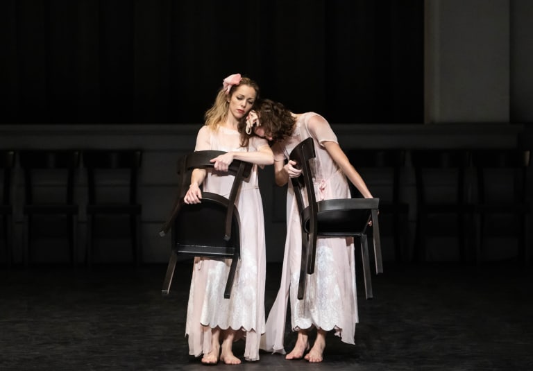 _DSC6636_KONTAKTHOF Une pièce de Pina Bausch_Charlotte Ranson Héloïse Jocqueviel (c) Julien Benhamou OnP