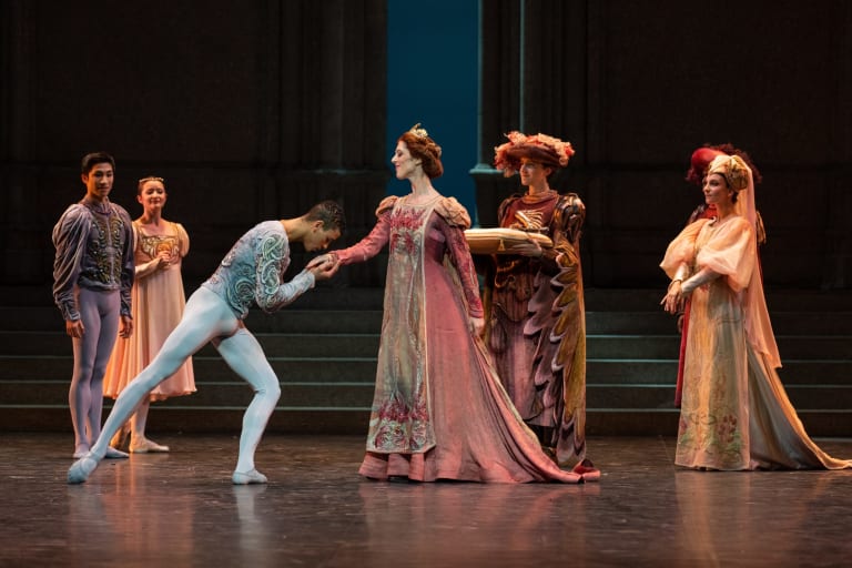 2223LAC_YKellerman_1202_PG0032_LAC DES CYGNES_Rudolf Noureev_Guillaume Diop (Siegfried) Lucie Matéci (La Reine) (c) Yonathan Kellerman OnP