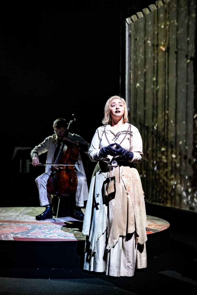 Quartier Est: Barre d’immeuble IV - Raphael Jacobs - saison 23/24 - 1