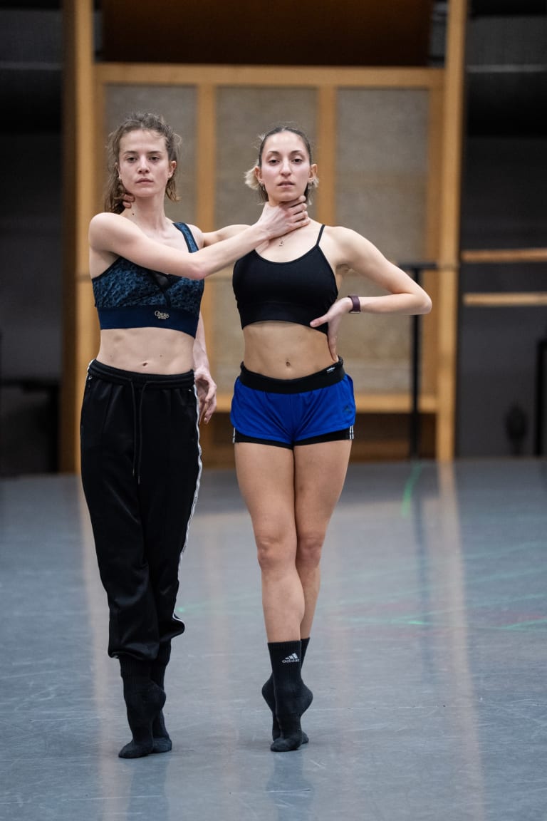 VERSLAMORT_250303_YKellerman_0141_VERS LA MORT_Sharon Eyal_Naïs Duboscq Nine Seropian (c) Yonathan Kellerman OnP