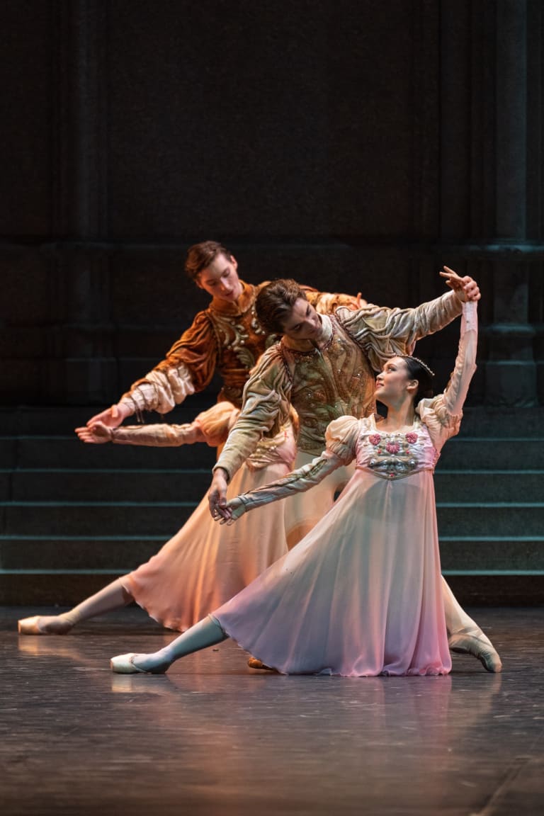 2223LAC_YKellerman_1202_PG0031_LAC DES CYGNES_Rudolf Noureev_Clara Mousseigne au 1er plan Théo Ghilbert (c) Yonathan Kellerman OnP