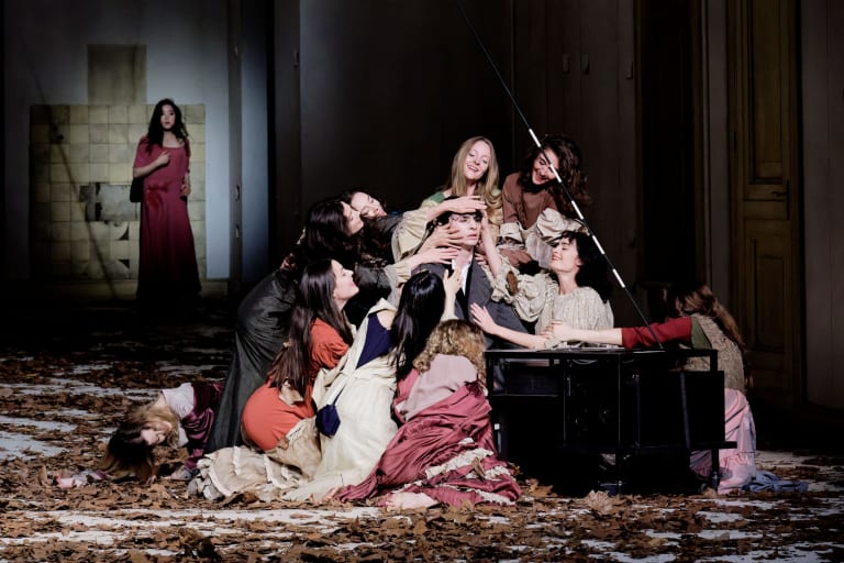 240620-BONP-BB-PG172_BARBE_BLEUE_Pina Bausch_Alexandre Boccara au centre (c) Agathe Poupeney OnP