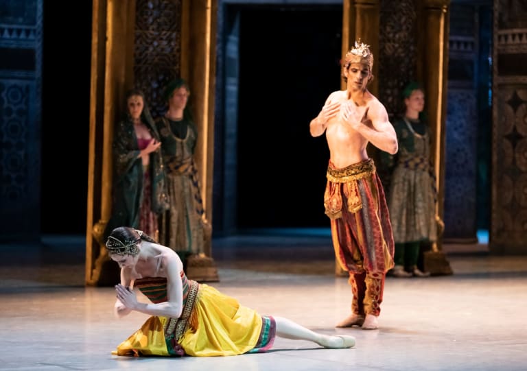 6_DSC1667_BAYADERE_NOUREEV_Valentine Colasante (Nikiya) Audric Bezard (L'Esclave)(c) Julien Benhamou OnP