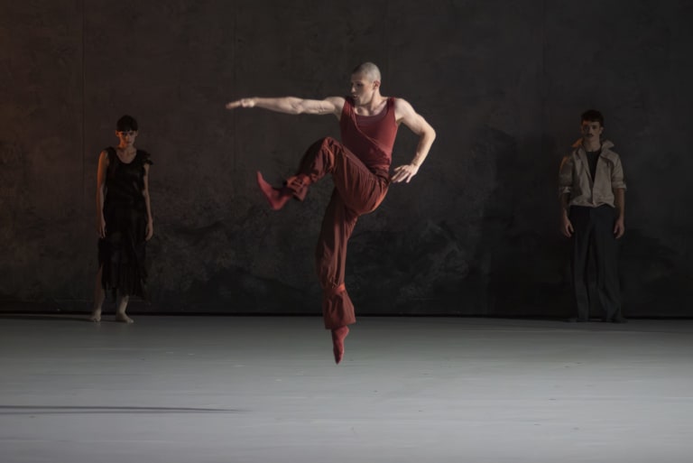 25112803-16BF__DRIFT WOOD _Imre et Marne Van Opstal_Adele Belem, Loup Marcault-Derouard et Baptiste Bénière © Benoîte FantonOnP