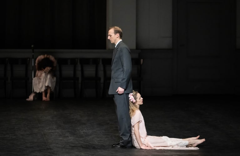 _DSC6620_KONTAKTHOF Une pièce de Pina Bausch_Charlotte Ranson Matthieu Botto (c) Julien Benhamou OnP