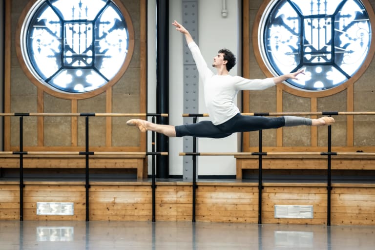 Z8Z_5749_ONEGUINE_John Cranko_Pablo Legasa (c) Julien Benhamou OnP