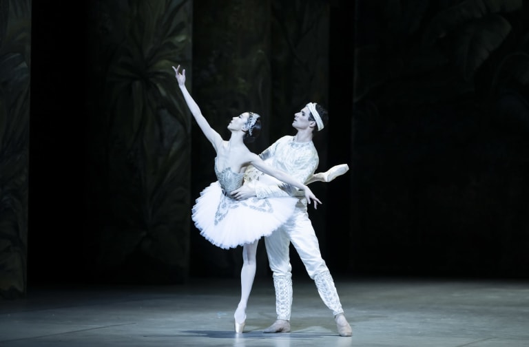 12_DSC1388_BAYADERE_NOUREEV_Sae Eun Park (Nikiya) et Paul Marque (Solor) (c) Julien Benhamou OnP