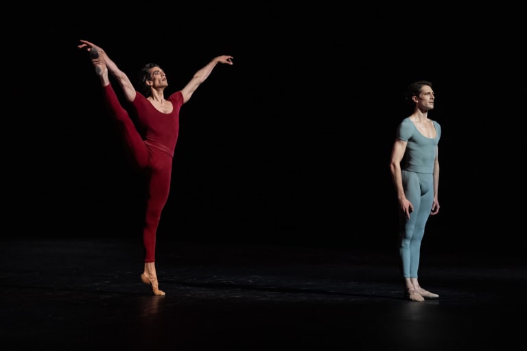 2223BEJART_0510_0267_CHANT COMPAGNON_Maurice Béjart_Mathieu Ganio Audric Bezard (c) Yonathan Kellerman OnP