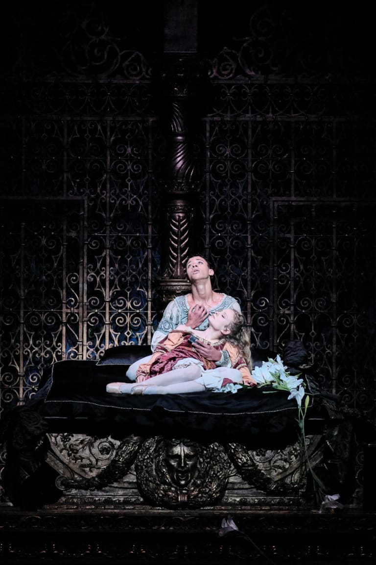 web-210610-BOnP-RJ-103_ROMEO ET JULIETTE_Rudolf Noureev_Léonore Baulac (Juliette) Guillaume Diop (Roméo) (c) Agathe Poupeney OnP